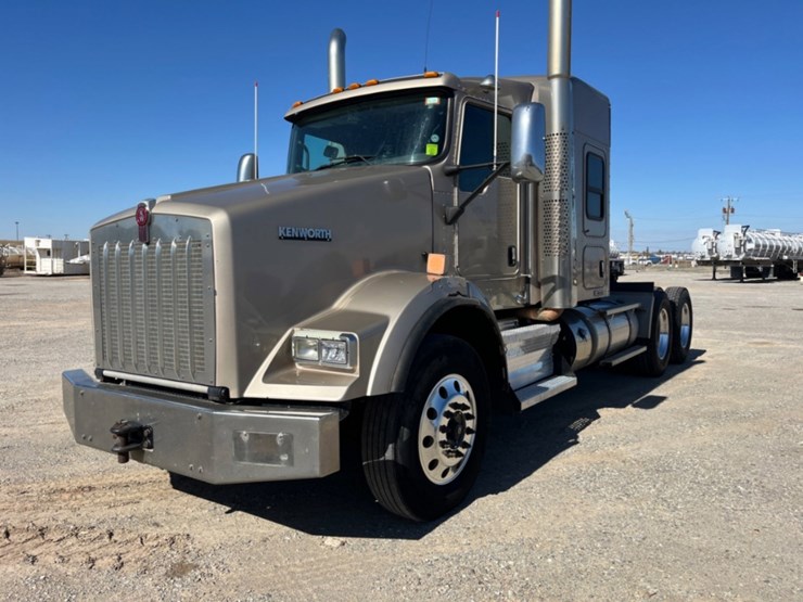2013-kenworth-t800-image-1