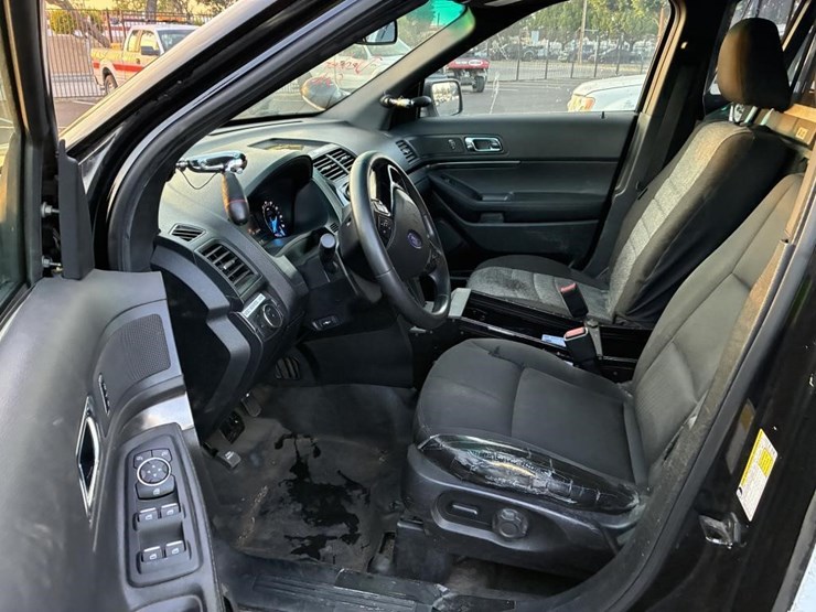 2016-ford-explorer-image-12