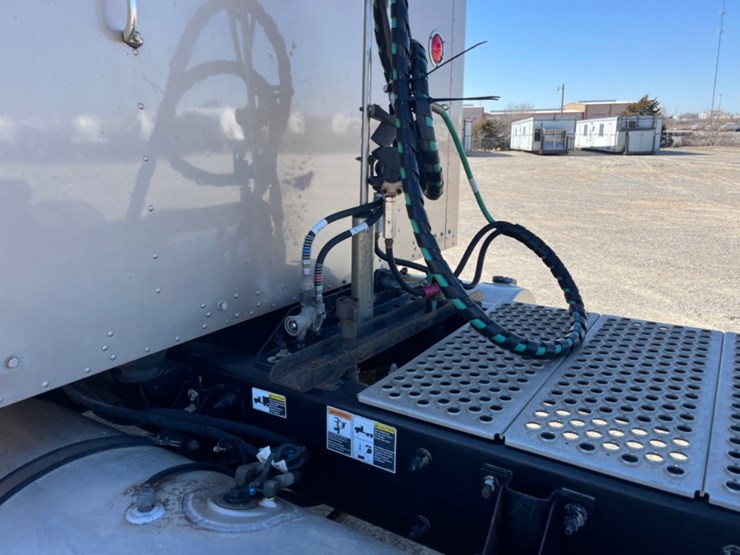 2013-kenworth-t800-image-15