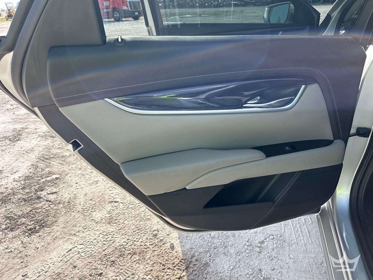 2016-cadillac-xts-sedan-image-22