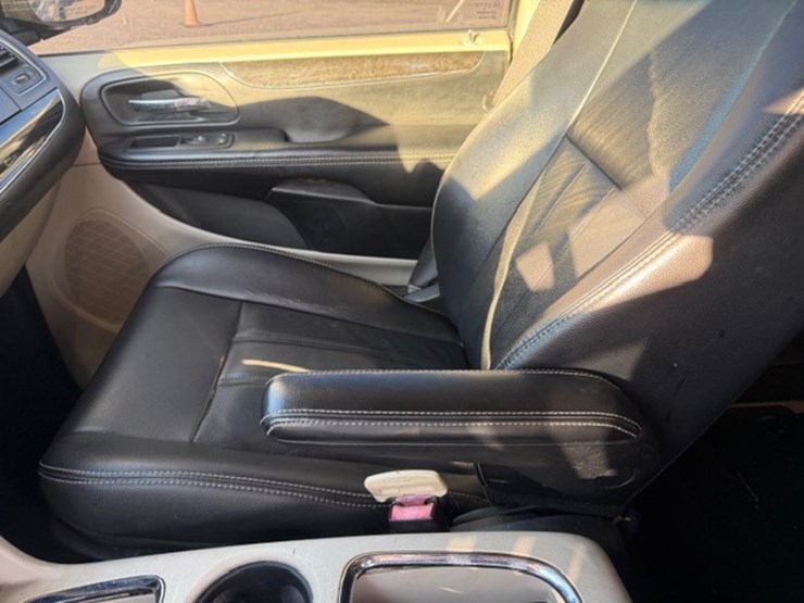 2014-chrysler-town-&-country-image-40