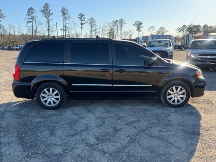 2014-chrysler-town-&-country-image-7