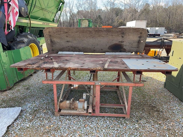 livestock-tilting-grooming-table-image-2