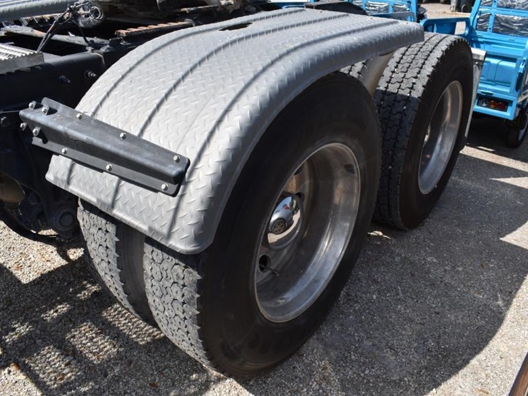 2021-peterbilt-567-image-9