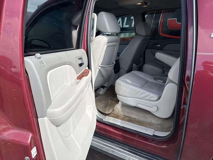 2008-chevrolet-suburban-image-12