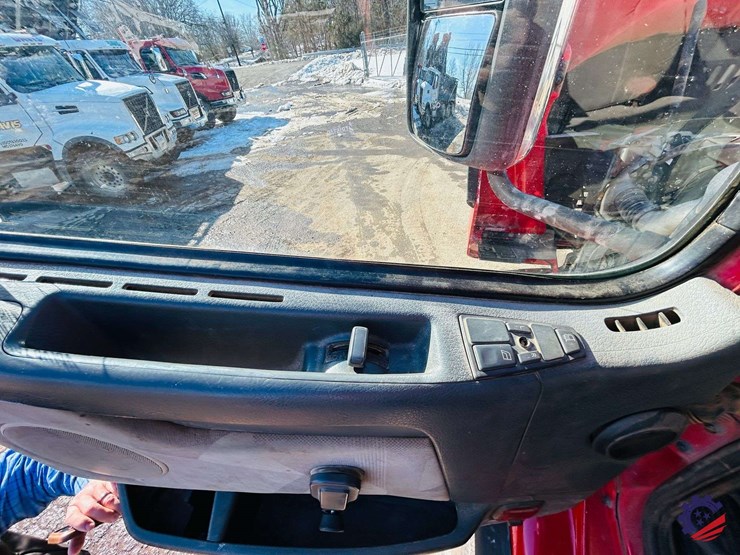 2011-volvo-truck-vhd-tri-axle-dump-truck-image-76