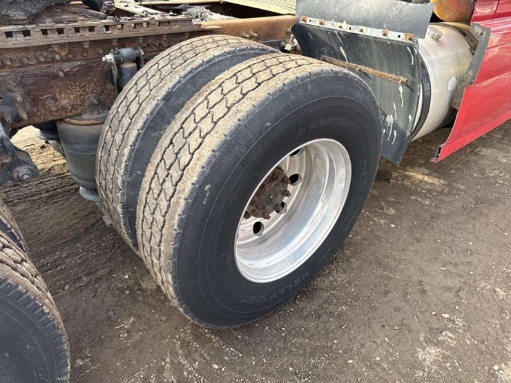 2007-volvo-vn-image-12