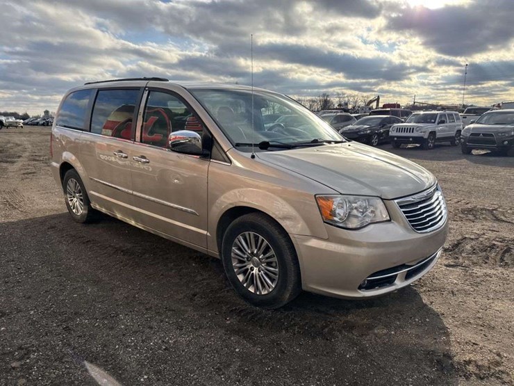 2013-chrysler-town-&-country-image-5