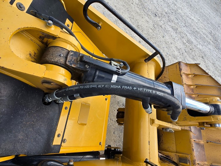 2015-caterpillar-953d-image-142