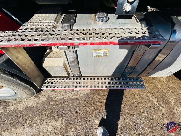 2011-volvo-truck-vhd-tri-axle-dump-truck-image-44