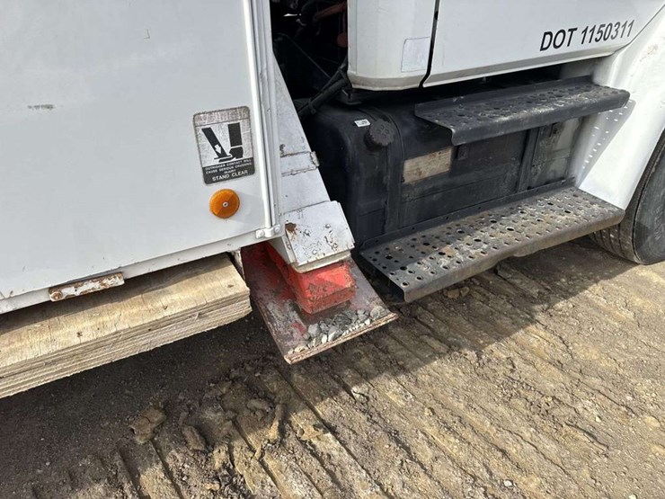 2000-freightliner-fl70-image-12