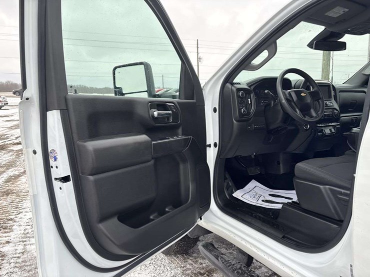 2023-chevrolet-3500-image-12