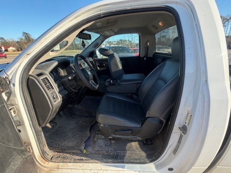 2019-ram-1500-classic-image-26