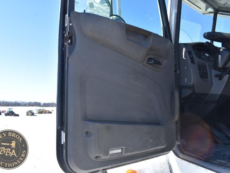 2012-peterbilt-348-image-27