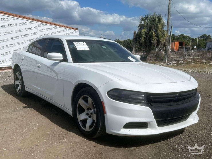2015-dodge-charger-sedan-image-2