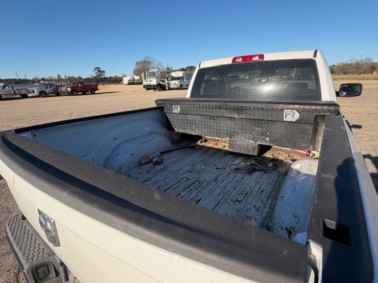 2019-ram-1500-classic-image-9