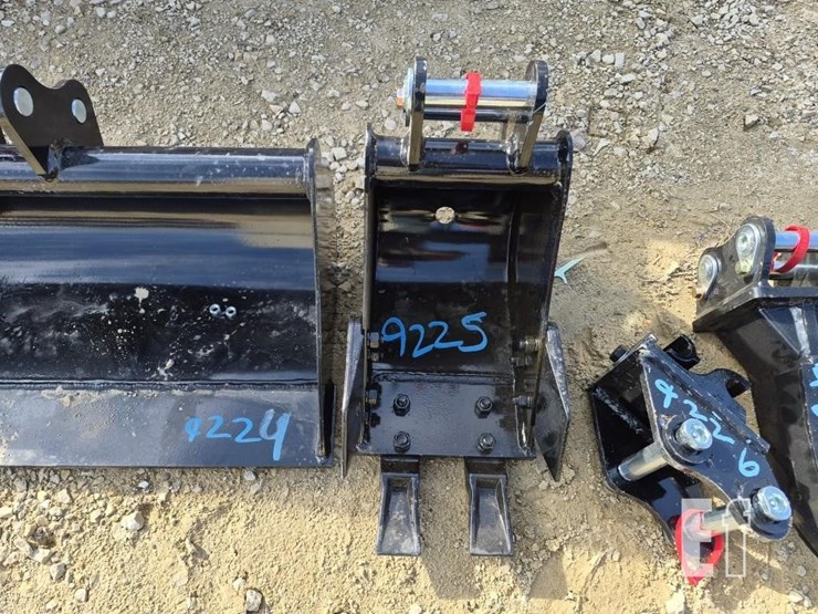 mini-excavator-toothed-bucket-attachment-image-1