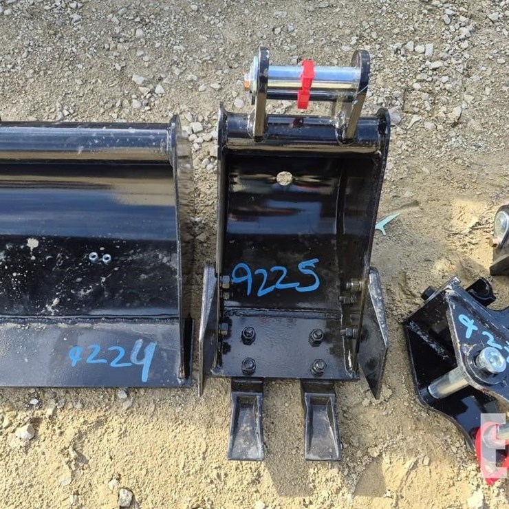 MINI EXCAVATOR TOOTHED BUCKET ATTACHMENT