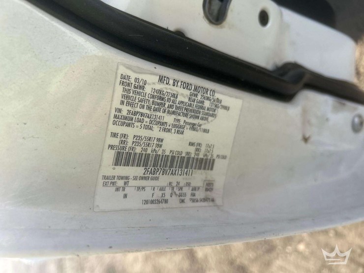 2010-ford-crown-victoria-image-5