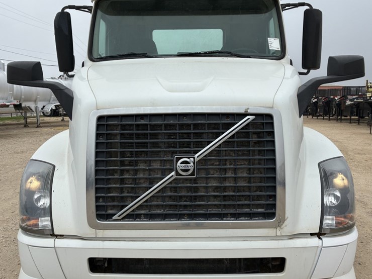 2014-volvo-vnl-image-2