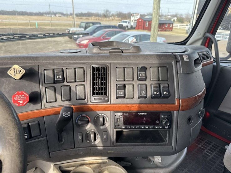 2007-volvo-vn-image-21