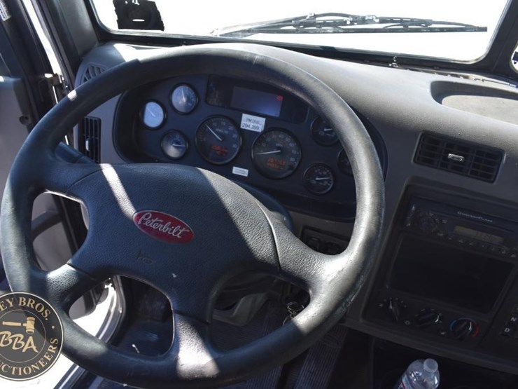 2012-peterbilt-348-image-34