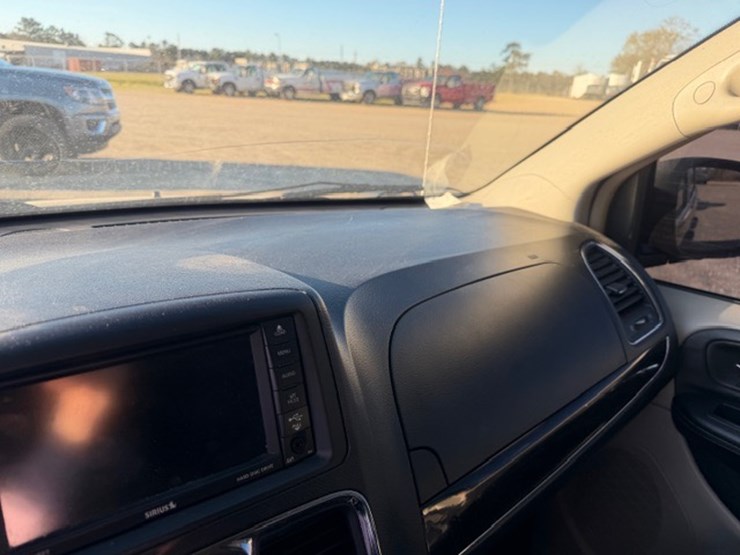 2014-chrysler-town-&-country-image-45