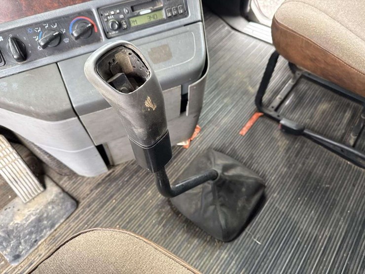 2000-freightliner-flc120-image-28