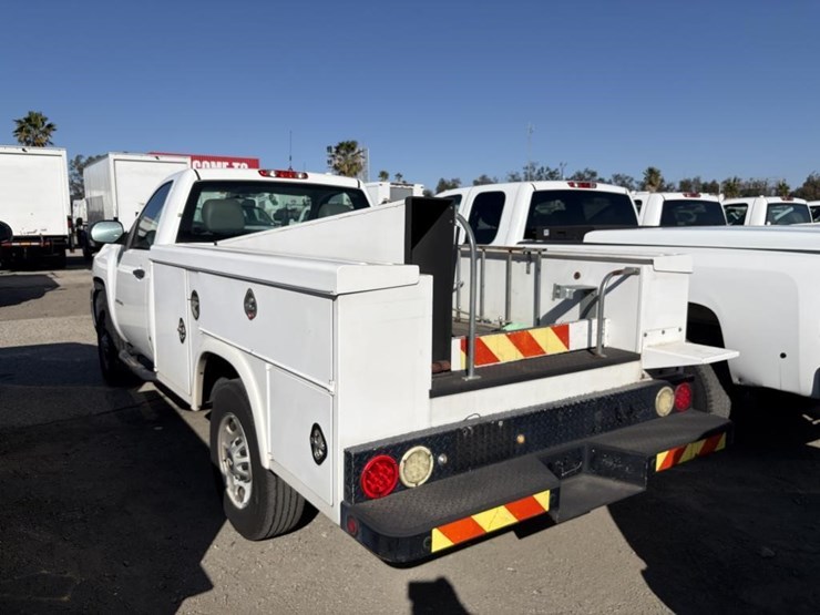 2011-chevrolet-2500-image-2