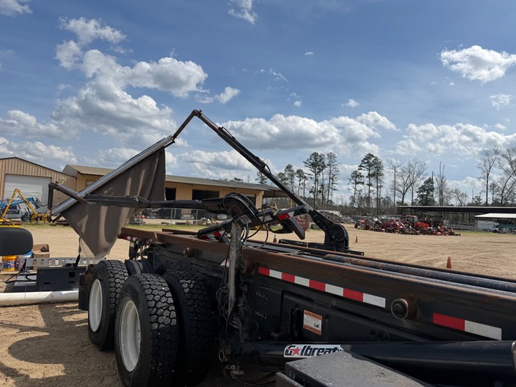 2023-freightliner-114sd-image-6