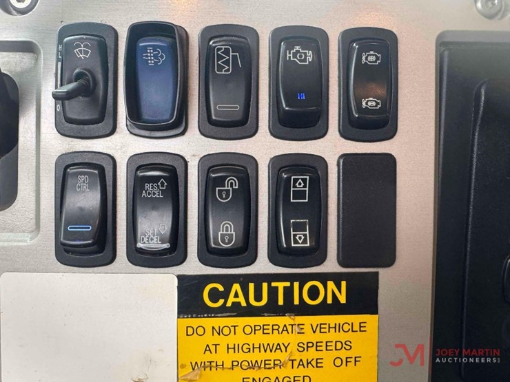 2014-mack-granite-gu713-image-42