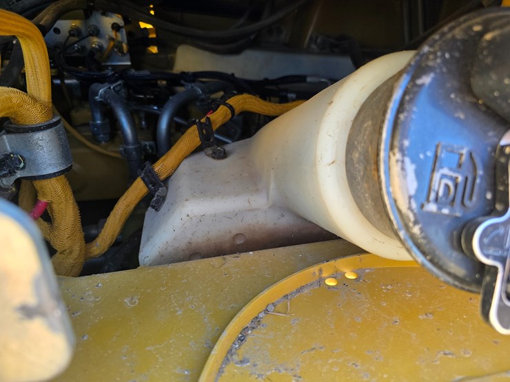 2015-caterpillar-953d-image-103