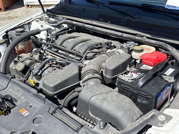 2015-ford-taurus-awd-sedan-image-6