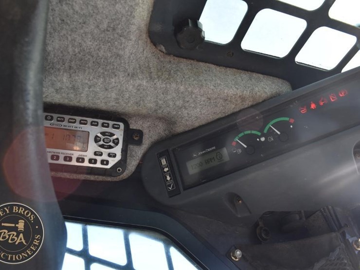 2015-deere-323e-image-44