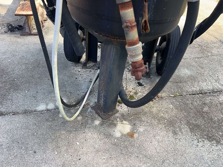 mobile-sand-blaster-and-rack-image-9