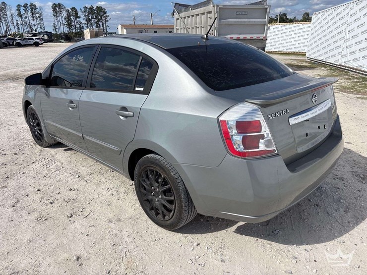 2011-nissan-sentra-sedan-image-4