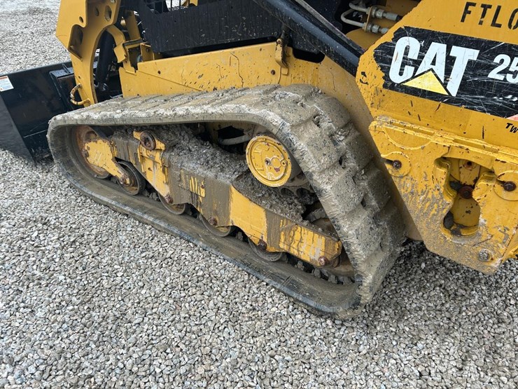 2015-caterpillar-259d-image-15