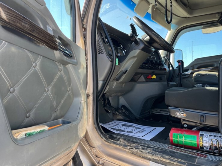 2015-kenworth-t880-image-16