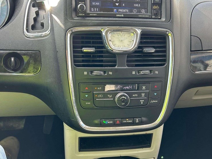 2016-chrysler-town-&-country-image-17