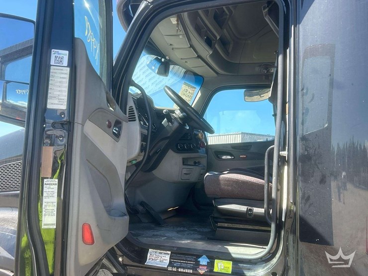 2020-peterbilt-579-image-15