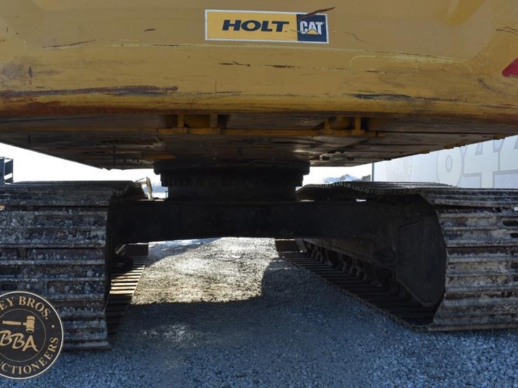 2020-caterpillar-320-image-28