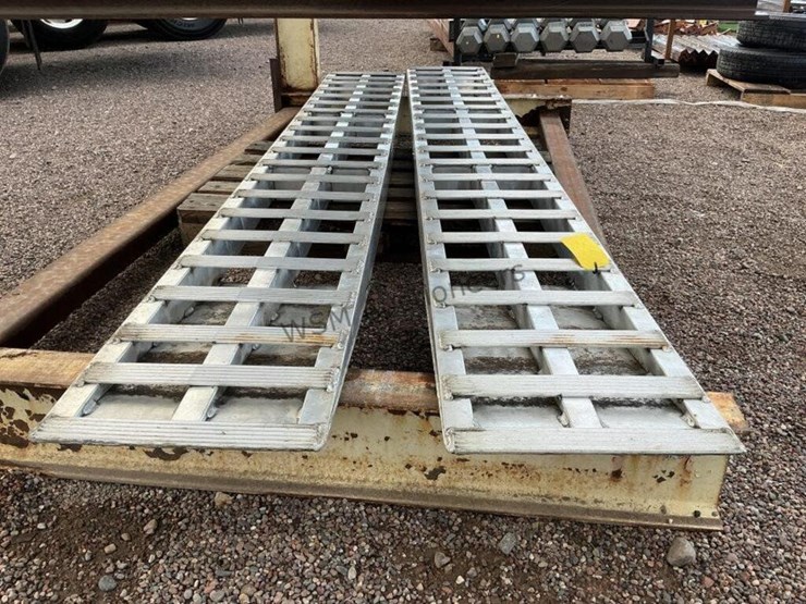 (2)-heavy-duty-aluminum-loading-ramps-image-2