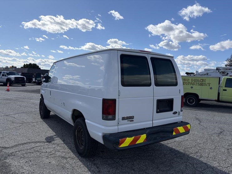 2011-ford-e350-image-4