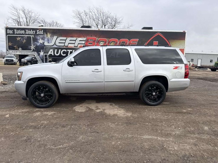 2012-chevrolet-suburban-1500-image-2