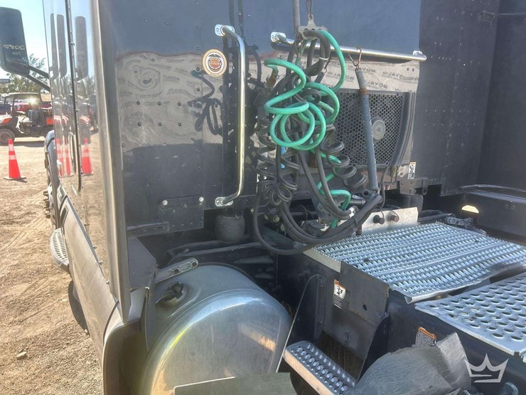 2020-peterbilt-579-image-13