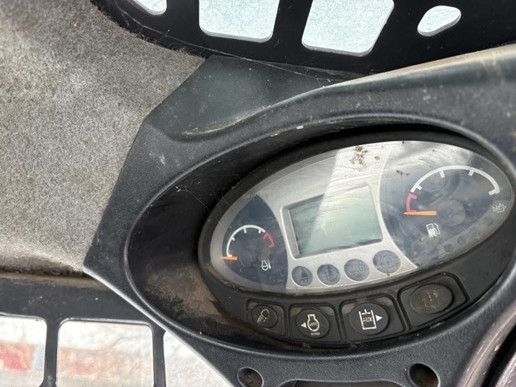 2015-bobcat-s590-image-15