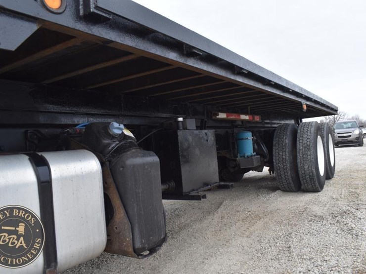 2015-freightliner-business-class-m2-106-image-11