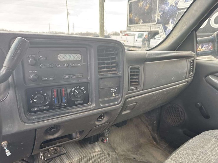 2005-gmc-sierra-2500-image-29