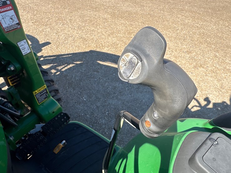 2019-john-deere-3039r-image-12