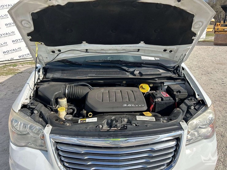 2016-chrysler-town-&-country-image-7